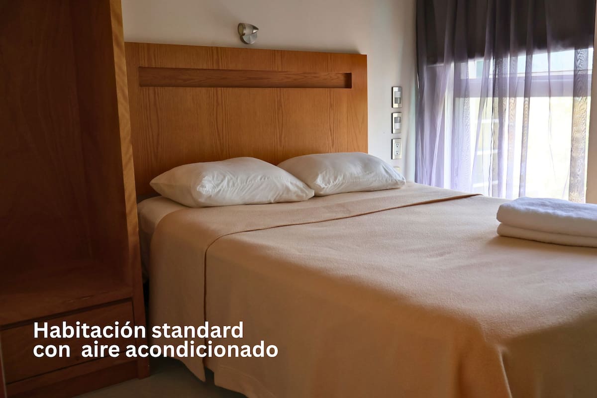 Habitación standard con aire acondicionado | Wifi gratis y ropa de cama