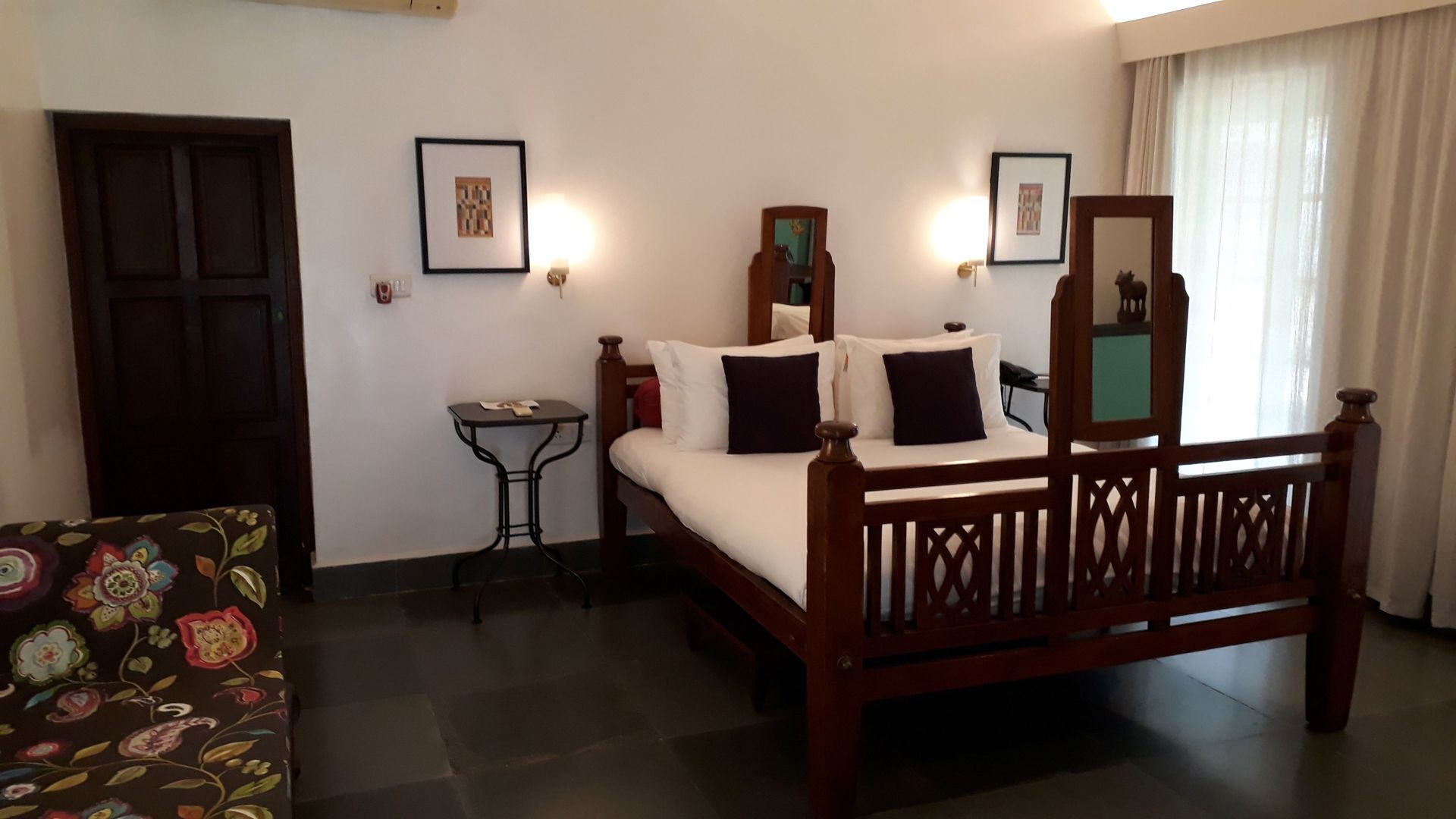 고급 침구, 미니바, 객실 내 금고, 책상