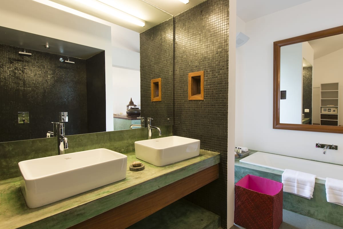 separate bathtub and shower, free toiletries, hair dryer, towels