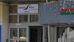 A building with a sign reading "heart kiev apartment 6 floor". - Heart Kiev Apartments (Kyiv)