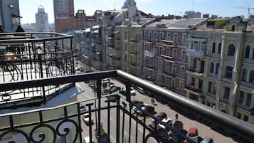 Caja de seguridad en la habitación y escritorio