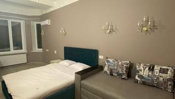 In-room safe, desk, soundproofing, free WiFi