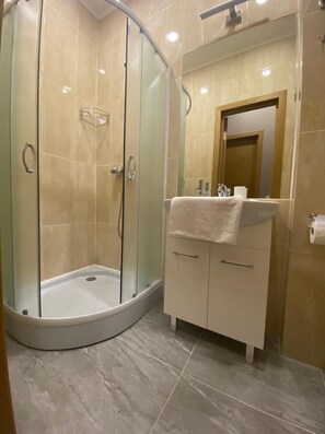 Regadera, amenidades de baño gratuitas, secadora de cabello, pantuflas 
