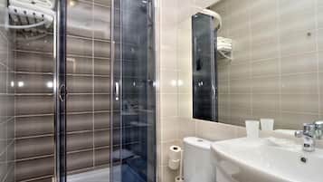 Studio | Salle de bain | Douche, sèche-cheveux, chaussons, serviettes fournies