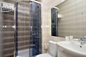 Studio | Bathroom | Shower, hair dryer, slippers, towels
