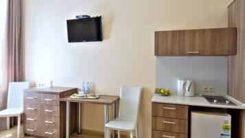 Fridge, cookware/dishes/utensils