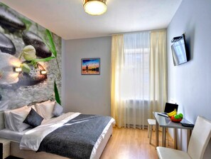 Zimmersafe, Schreibtisch, schallisolierte Zimmer, Bügeleisen/Bügelbrett