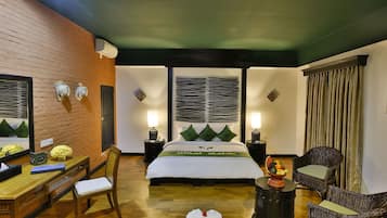 Suite | Minibar, in-room safe, desk, rollaway beds
