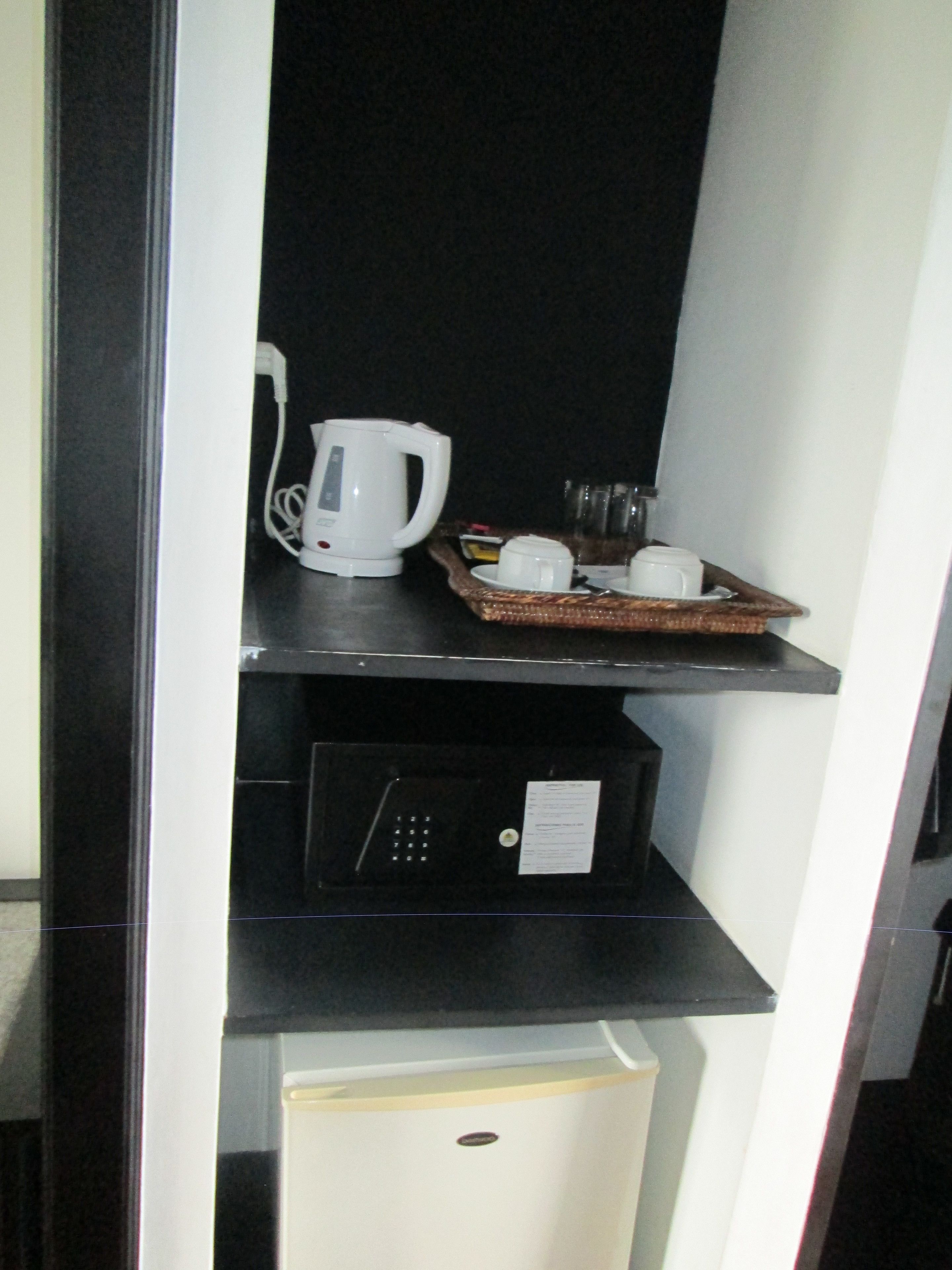 deluxe room | minibar, in-room safe, desk, rollaway beds