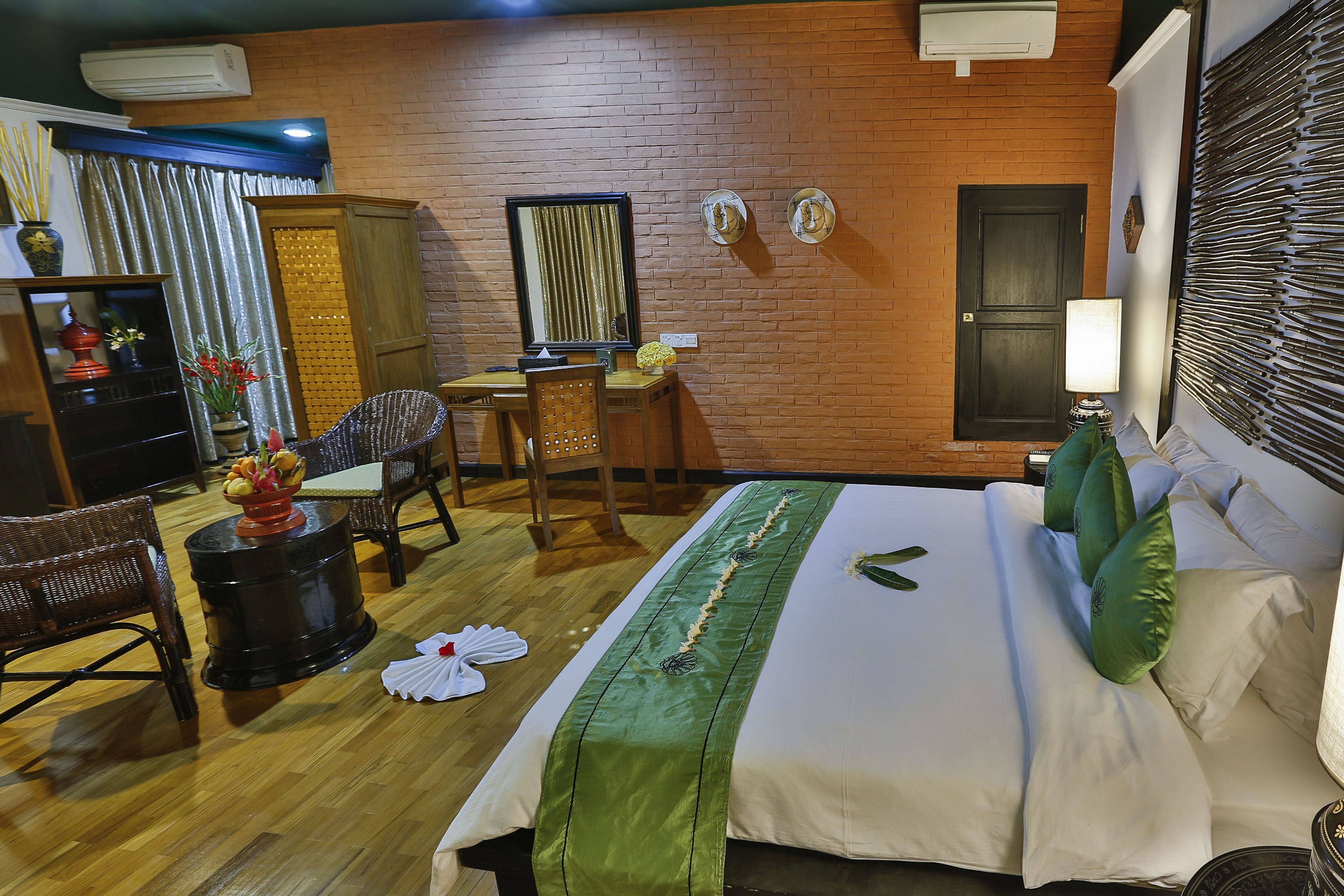 suite | minibar, in-room safe, desk, rollaway beds