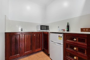 Fridge, microwave, electric kettle - The Georgian Motor Lodge (Echuca)
