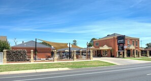 Front of property - The Georgian Motor Lodge (Echuca)