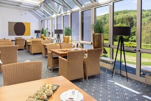 Petit déjeuner et déjeuner servis sur place, restauration en plein air