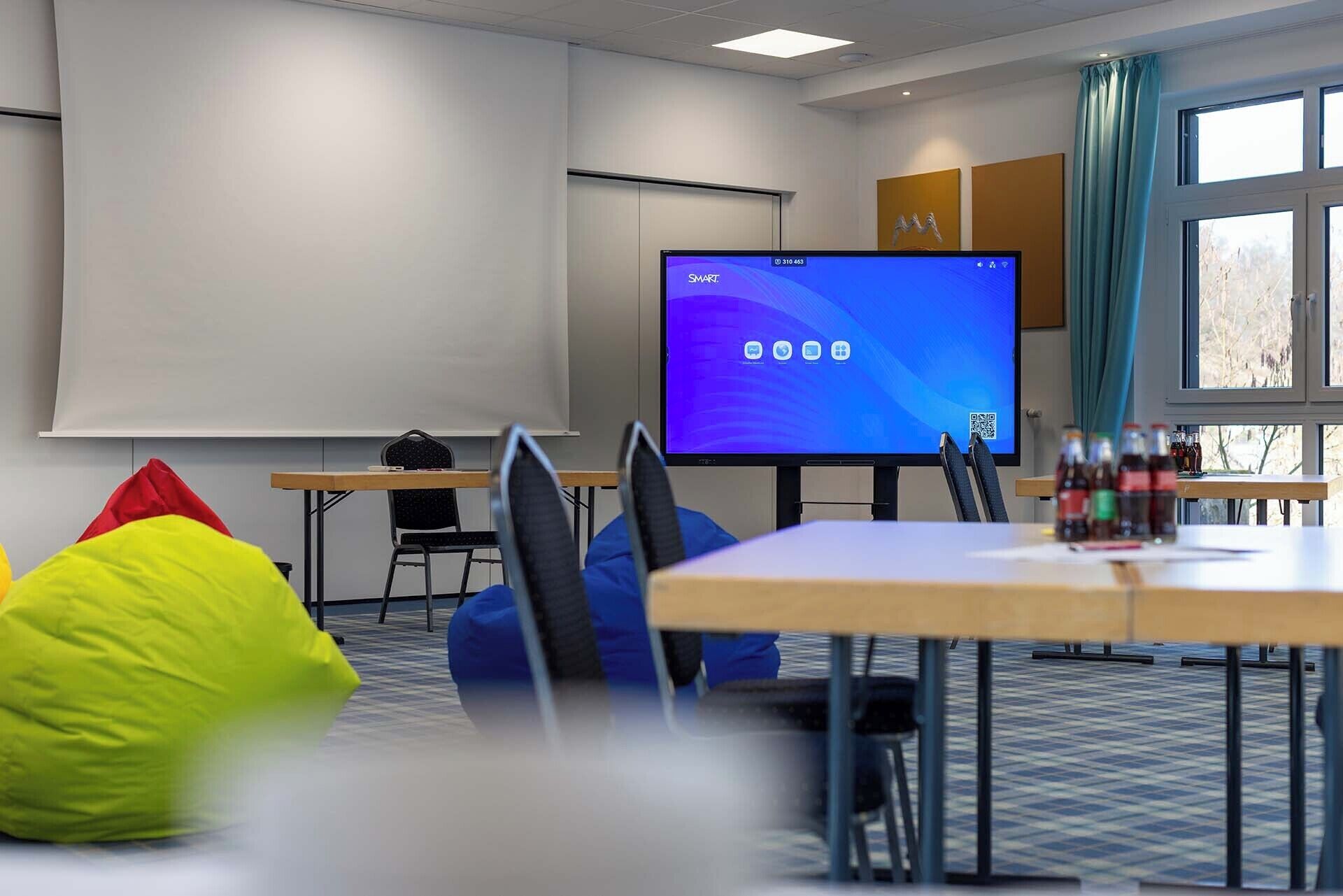 breakfast, lunch, dinner served; local cuisine, al fresco dining