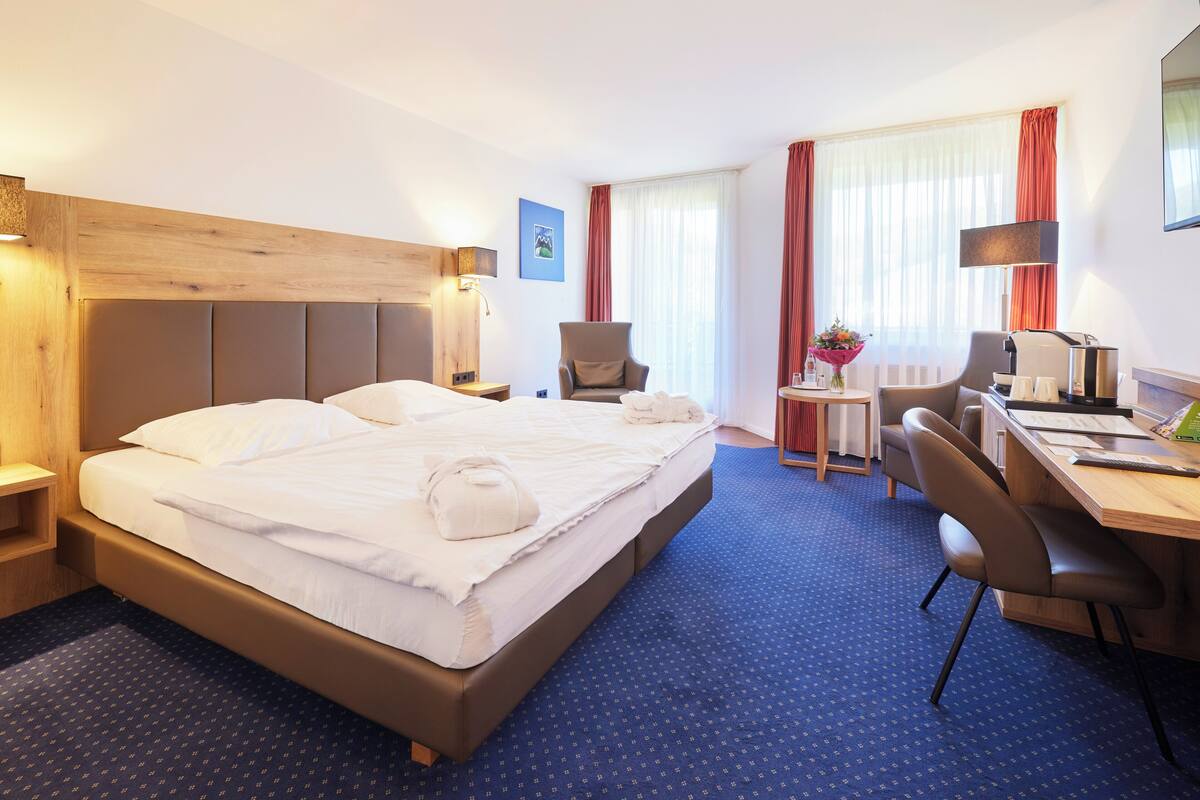 deluxe room, 1 double bed | 1 bedroom, hypo-allergenic bedding, minibar, in-room safe