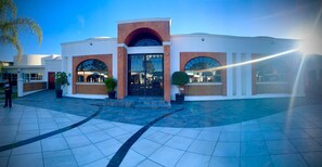 42-吋平面電視、有線頻道、Netflix、付費電影