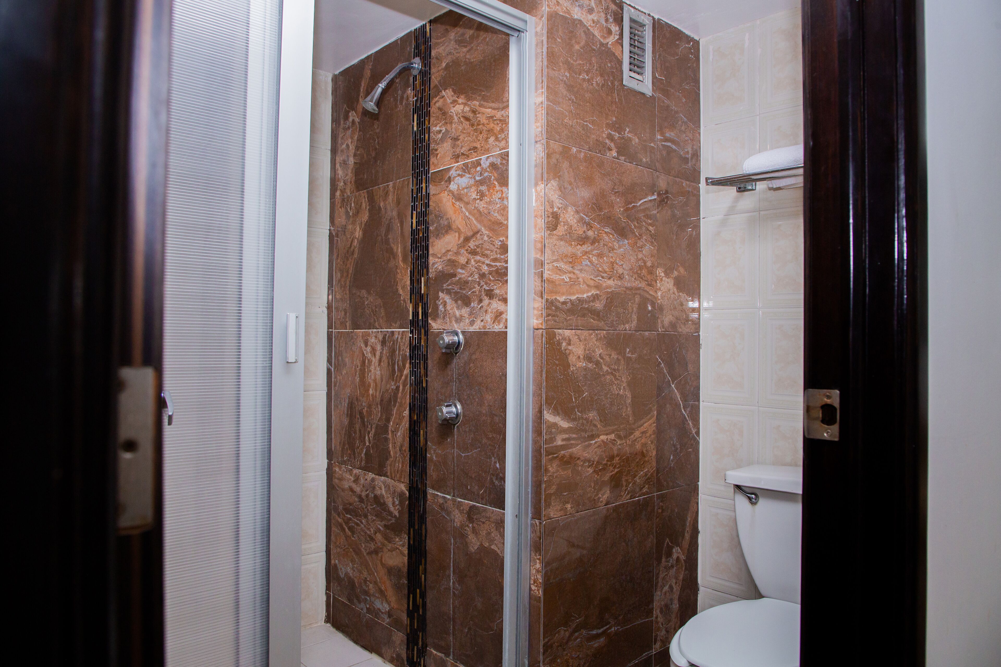 ejecutiva dos camas matrimoniales | bathroom | shower, free toiletries, hair dryer, towels