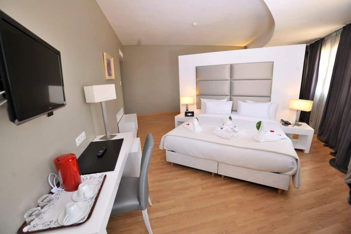 In-room safe, desk, blackout drapes, soundproofing