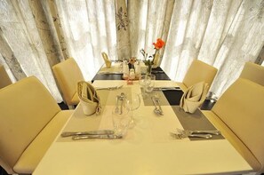 Breakfast, lunch, dinner served; international cuisine  - Liberté Hôtel Oran (Oran)