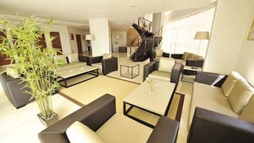 2 bars/lounges
