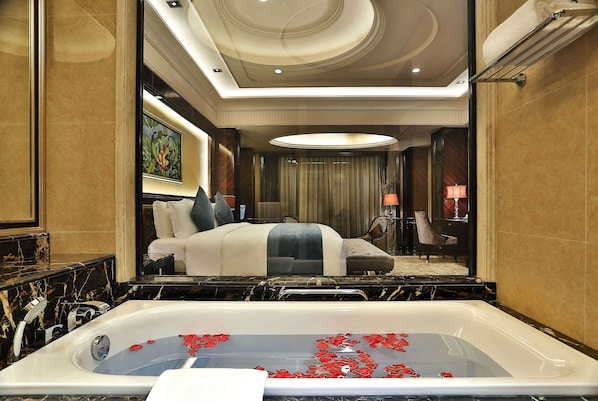 In-room safe, iron/ironing board, free WiFi, bed sheets - Howard Johnson Agile Plaza Chengdu (Chengdu)