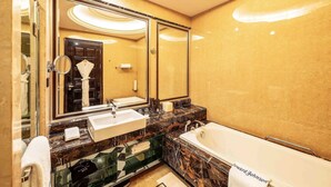 A luxurious bathroom with a large mirror, a bathtub, and a glass-enclosed vanity. - Howard Johnson Agile Plaza Chengdu (Chengdu)