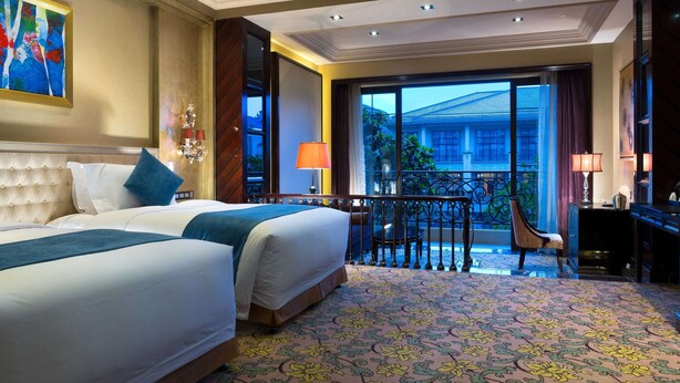 A hotel room with two beds, a balcony with a view, and a chandelier. - Howard Johnson Agile Plaza Chengdu (Chengdu)