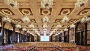A grand hall with ornate chandeliers, a long row of seating, and a large screen at the front. - Howard Johnson Agile Plaza Chengdu (Chengdu)