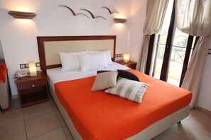 In-room safe, soundproofing, free WiFi, bed sheets - Berdoussis Hotel (Elafonisos)