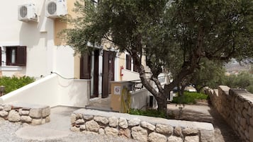 Double Room, Garden View | 1 bedroom, in-room safe, soundproofing, free WiFi