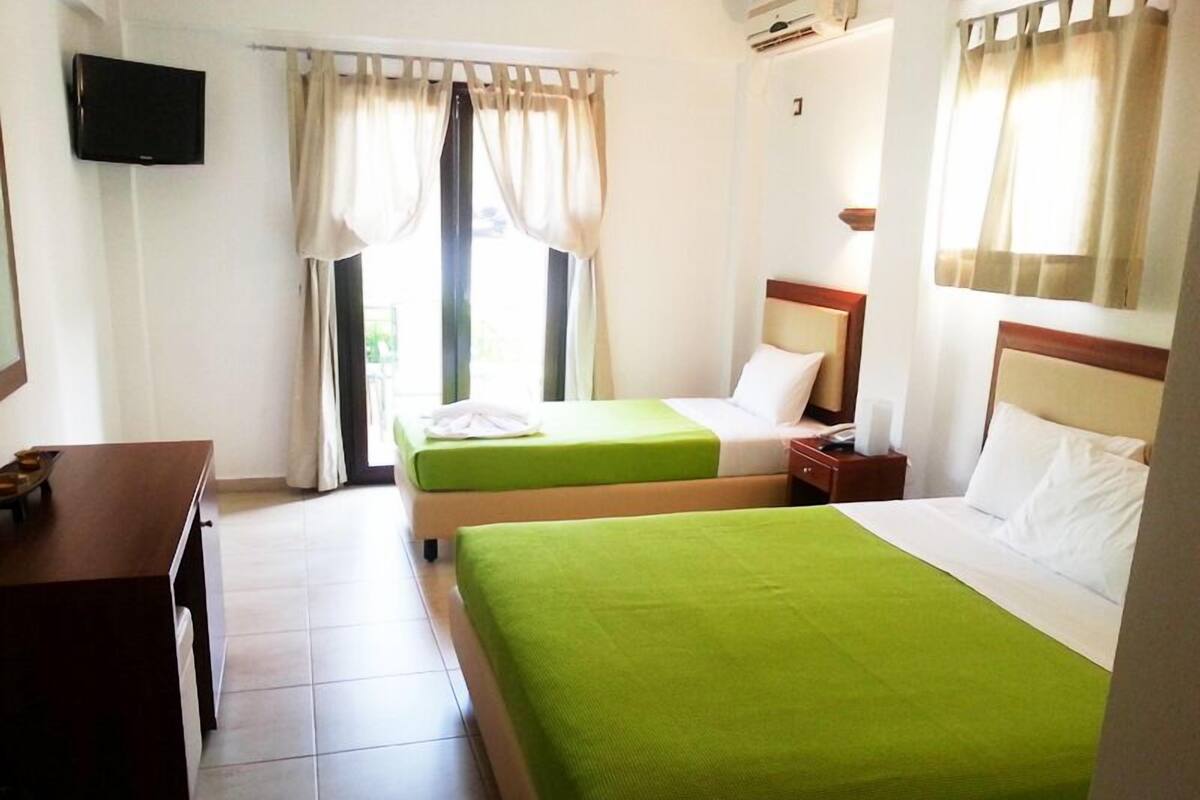 Triple Room, Balcony | In-room safe, soundproofing, WiFi (free), bed sheets
