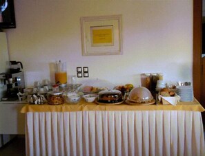 Free daily buffet breakfast  - Berdoussis Hotel (Elafonisos)
