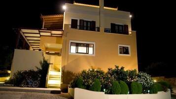 واجهة المنشأة - في المساء/الليل