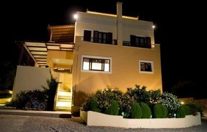 Fassade der Unterkunft – Abend/Nacht