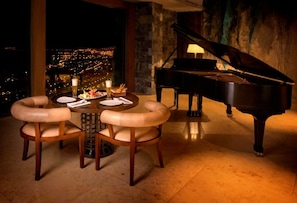 Breakfast and dinner served  - Arakur Ushuaia Resort & Spa (Ushuaia)