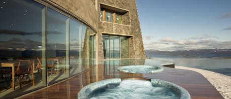 Innenpool, Außenpool, Liegestühle