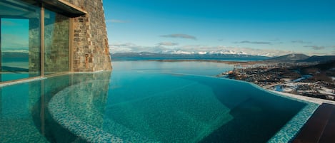 Piscina coperta, piscina all'aperto, lettini