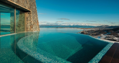 Una piscina techada, una piscina al aire libre