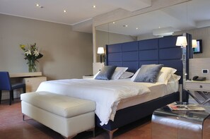 Suite – executive, 1 soverom, utsikt mot innsjø | Sengetøy av topp kvalitet, minibar, safe på rommet og skrivebord