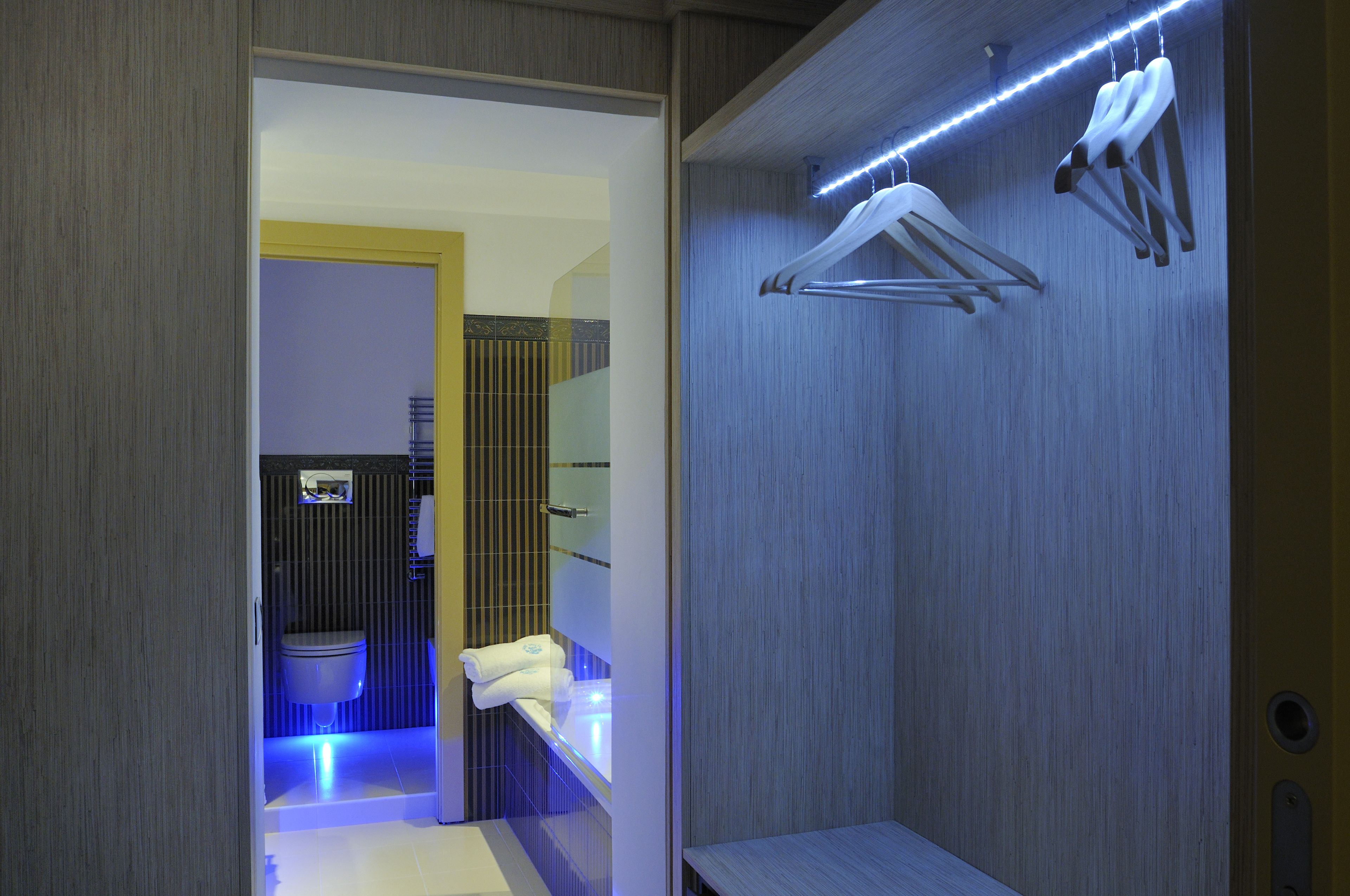 Une salle de bain moderne équipée de toilettes, d’un lavabo et d’un porte-serviettes.