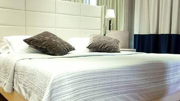 Hochwertige Bettwaren, Minibar, Zimmersafe, Schreibtisch