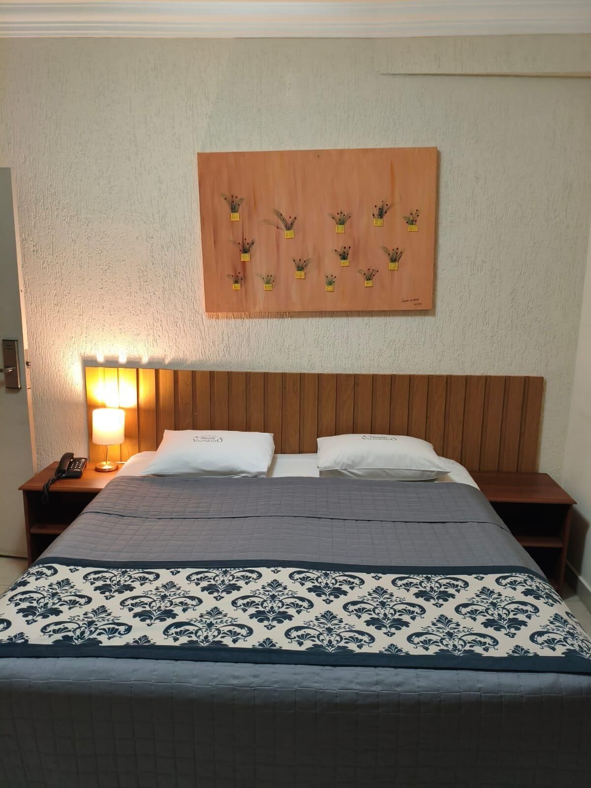 Minibar, caja de seguridad en la habitación y escritorio 