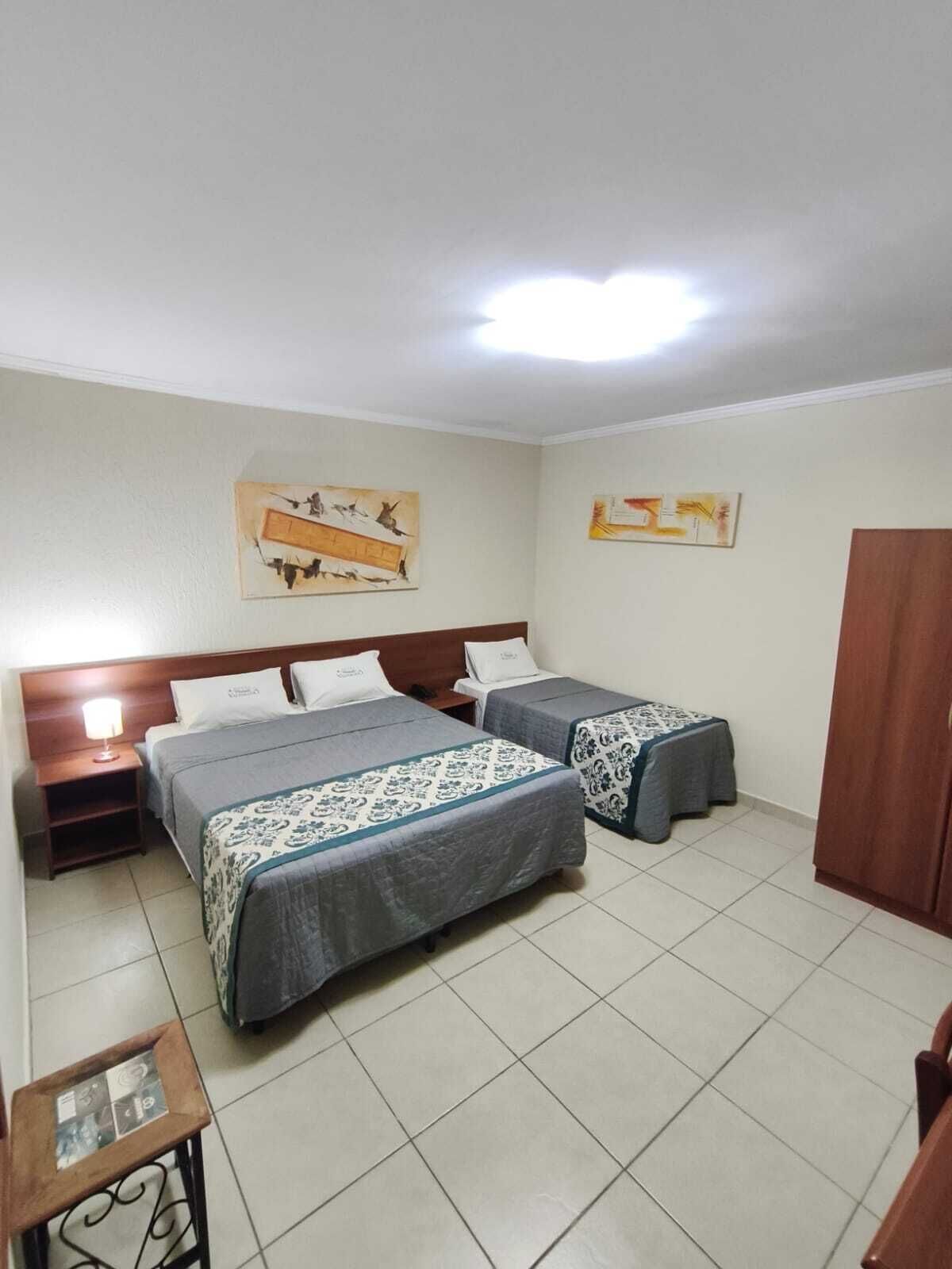 Deluxe kamer, niet-roken, en-suite badkamer | Een minibar, een kluis op de kamer, een bureau, een laptopwerkplek