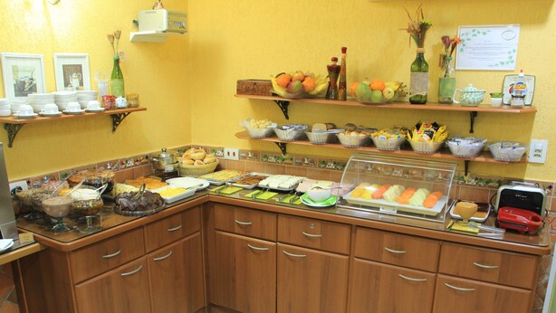 Una mesa de buffet con diferentes alimentos y utensilios.