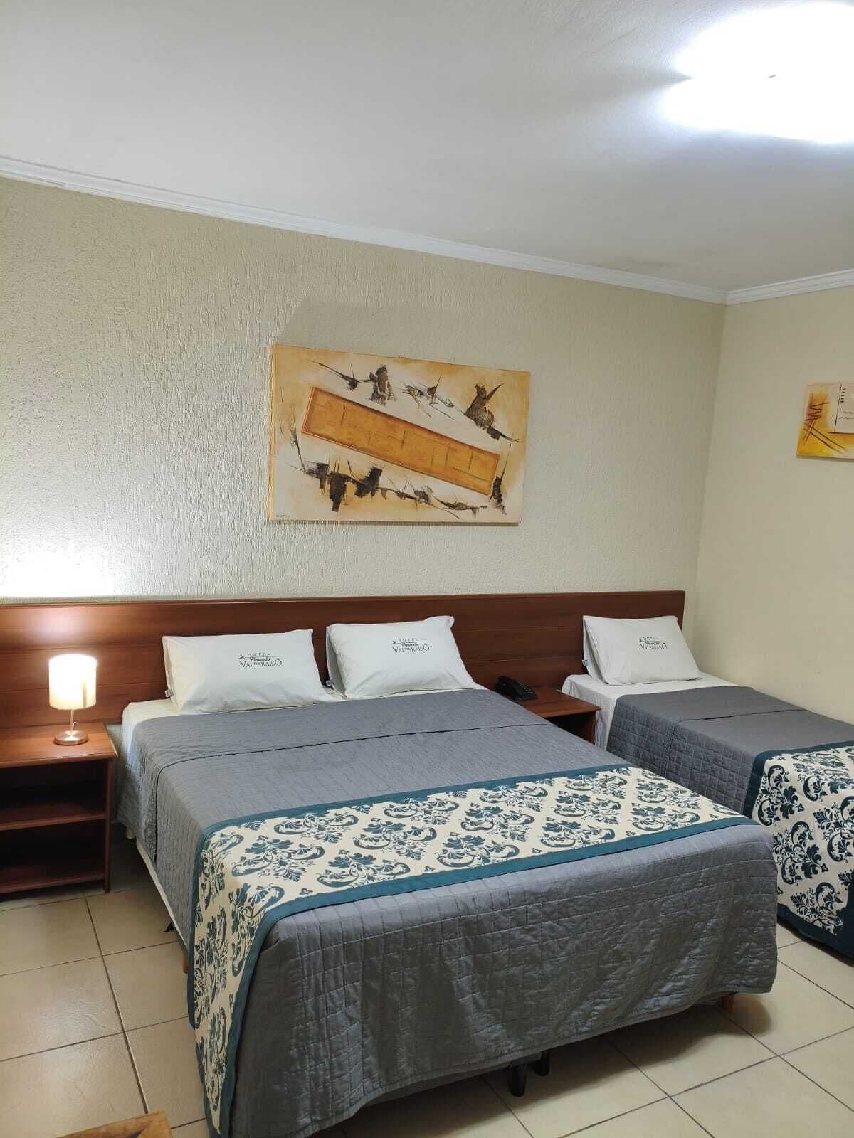 Minibar, caja de seguridad en la habitación y escritorio 