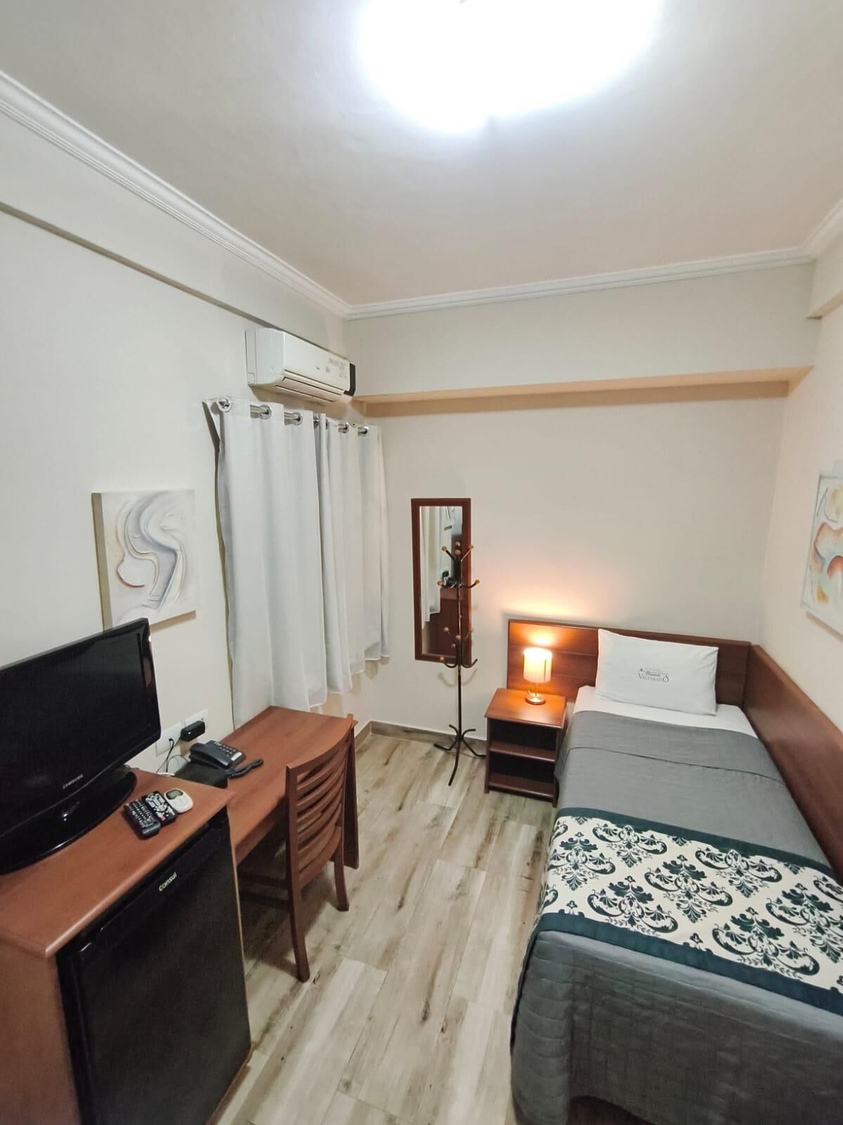 Minibar, caja de seguridad en la habitación y escritorio 