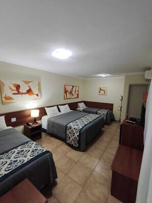 Superior Quadruple Room, Non Smoking, Ensuite | Minibar, in-room safe, desk, laptop workspace - Hotel Valparaiso (São Paulo)