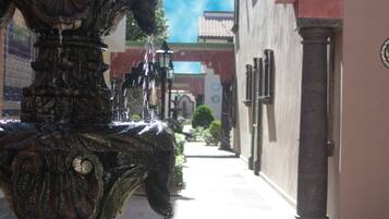 Vista frontal de la propiedad