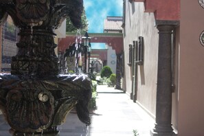 Vista frontal de la propiedad