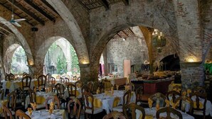 A restaurant with stone arches, tables set for dining, and a central counter. - Hotel Hacienda Vista Hermosa (Puente de Ixtla)